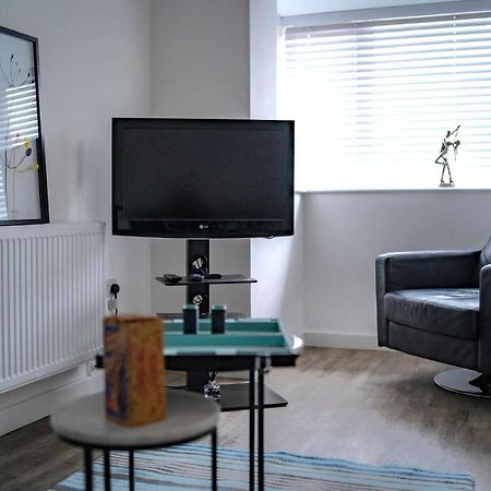 The Red House Modern Stylish Home From Home Walking Distance To Cardiff Bay And City Centre With Parking エクステリア 写真