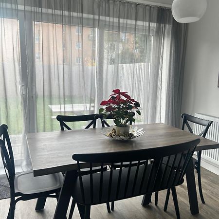 The Red House Modern Stylish Home From Home Walking Distance To Cardiff Bay And City Centre With Parking エクステリア 写真