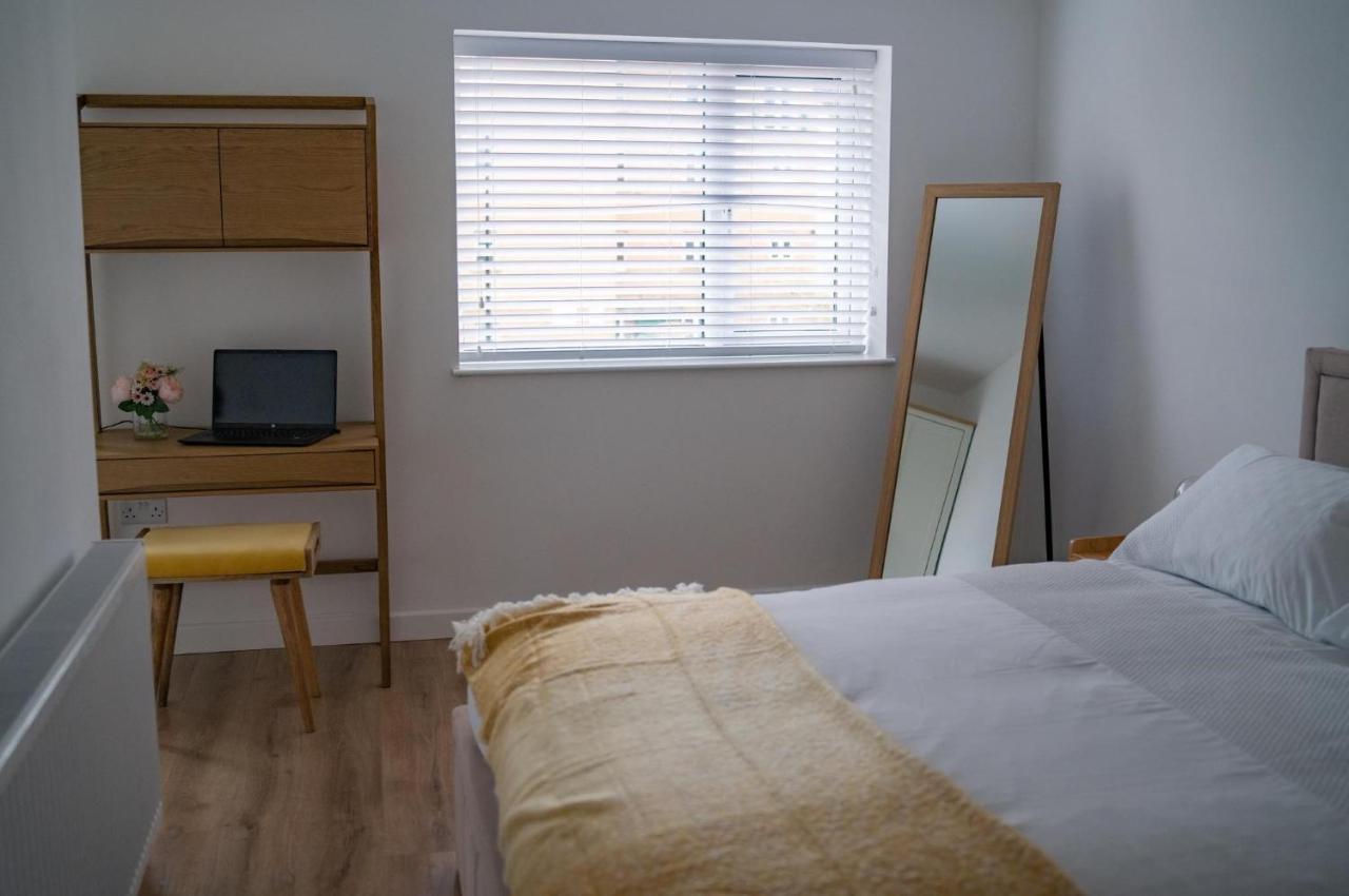 The Red House Modern Stylish Home From Home Walking Distance To Cardiff Bay And City Centre With Parking エクステリア 写真