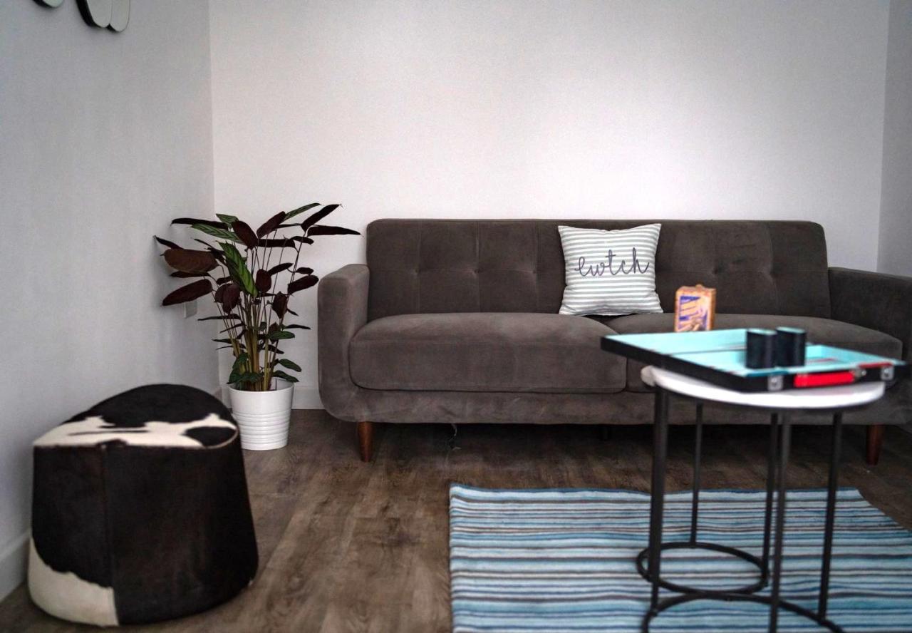 The Red House Modern Stylish Home From Home Walking Distance To Cardiff Bay And City Centre With Parking エクステリア 写真