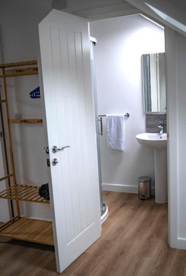 The Red House Modern Stylish Home From Home Walking Distance To Cardiff Bay And City Centre With Parking エクステリア 写真