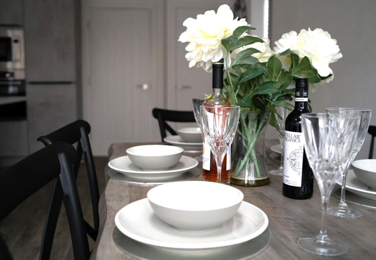 The Red House Modern Stylish Home From Home Walking Distance To Cardiff Bay And City Centre With Parking エクステリア 写真