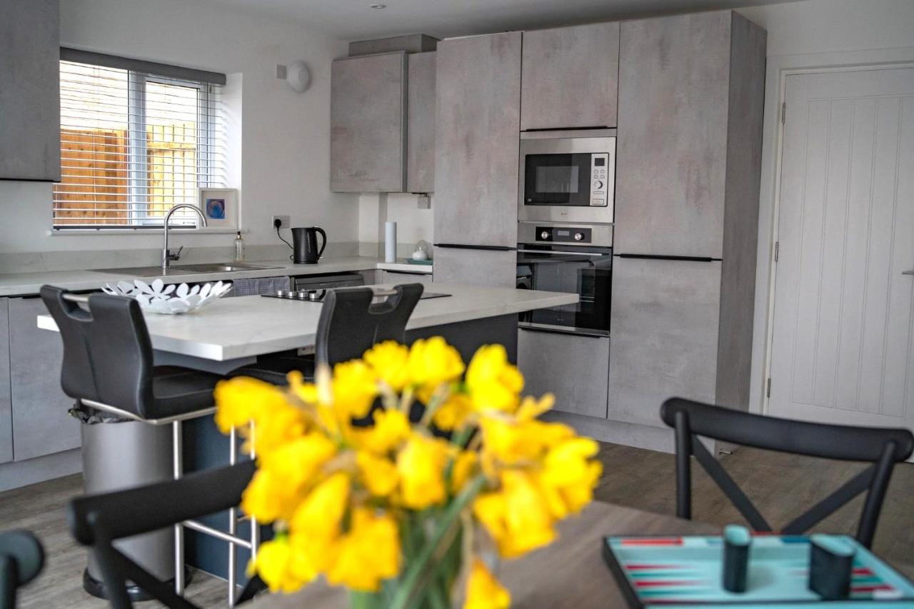 The Red House Modern Stylish Home From Home Walking Distance To Cardiff Bay And City Centre With Parking エクステリア 写真