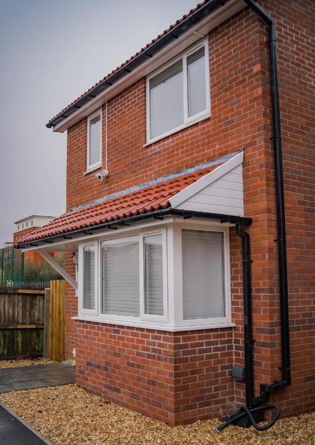 The Red House Modern Stylish Home From Home Walking Distance To Cardiff Bay And City Centre With Parking エクステリア 写真